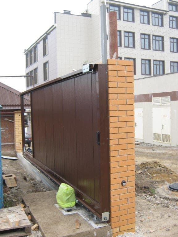 Производим установку откатных ворот в Абинске, беремся за проекты любой сложности. Опыт работы наших сотрудников - более 12 лет. Цены Вас приятно удивят.