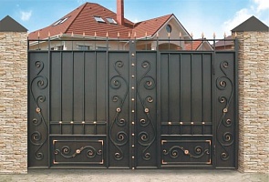 Ворота с зашивкой листовым металлом и элементами ковки