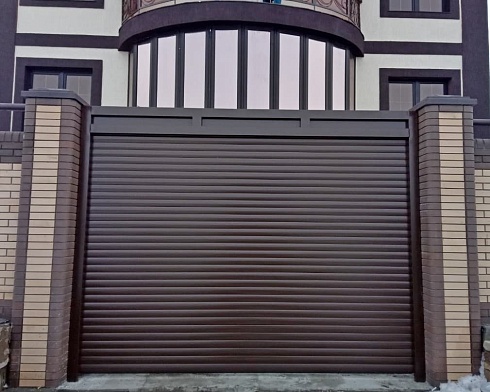 Роллетные ворота Алютех серии Prestige со сплошным алюминиевым профилем роликовой прокатки AG/77 с доставкой в Абинске 